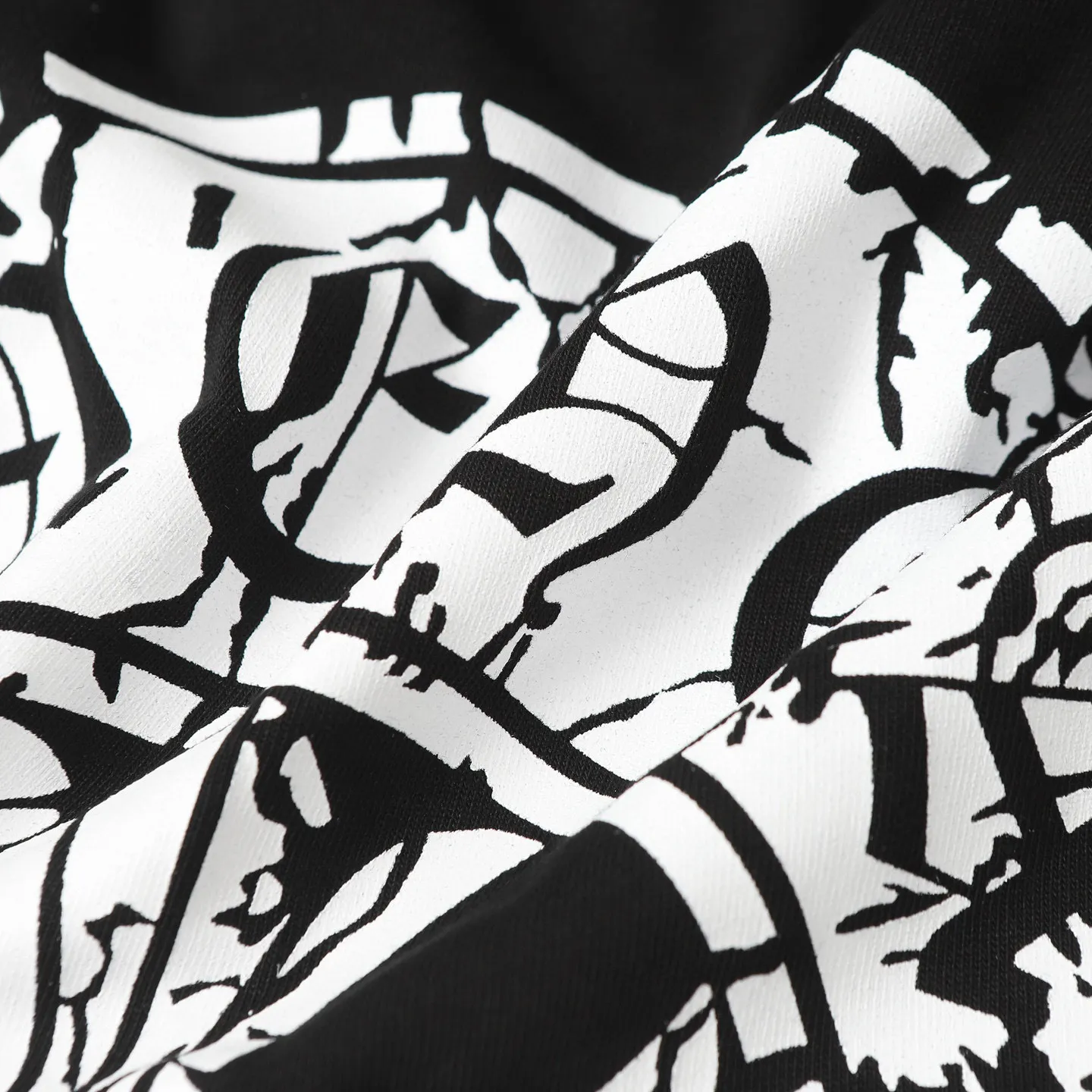 🅿️170 CHROME HEARTS/Chrome Heart CH Sanskrit printed short-sleeved T-shirt The fabric is made of 280g heavy combed cotton, customized with 32 count 1*1 threads, and washed twice for ready-to-wear. The fabric is comfortable and skin-friendly without any strange feeling. Custom-dyed fabric, with high textile density, good drape, and not easy to deform. The thick texture and tight spinning process will not affect the breathability of the fabric. The color saturation is very high. Imported digital direct-injection printing technology. A versatile and good-looking short-sleeve. The loose version covers the flesh and makes you look slimmer. It is the same style for men and women. It has three complete standards. Color: Black-White Size: XS-L